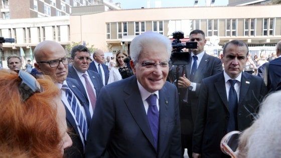 Il presidente Mattarella all'Istituto dei tumori: "Milano e la Lombardia guida del Paese"