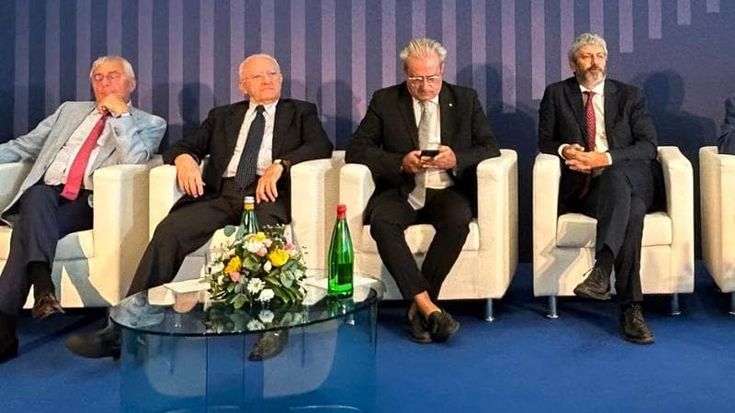 Aeroporto di Salerno, inaugurato il nuovo terminal. Gelo tra Fico e De Luca