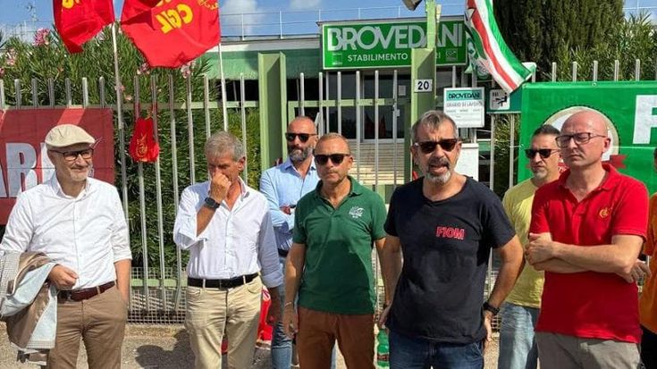 Brovedani, operai in presidio contro lo stop alla produzione: “Nessuna riapertura a settembre”