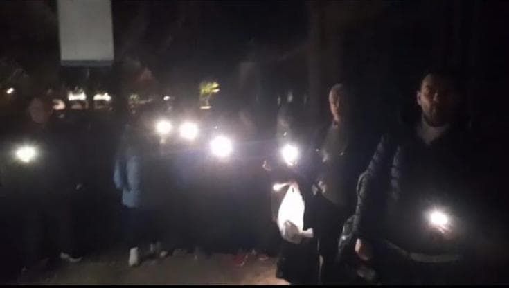 Sei mesi senza luce in strada, i residenti per protesta sfilano con le torce