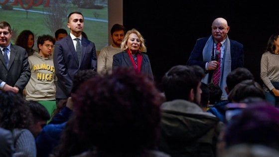 Di Maio a Pomigliano, protestano gli studenti. Lui: "Il governo non è in discussione, sul caso Diciotti deciso insieme"