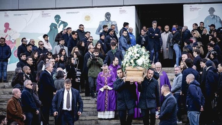 Ai funerali di Alberto Bertone gli operai portano la bara: “Era un uomo fuori dal comune”