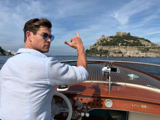 Chris Hemsworth a Ischia per "Men in Black": foto da più di un milione di like
