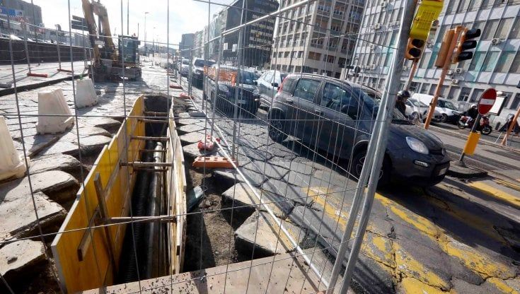 Napoli, cantieri in via Colombo: paralisi traffico. E oggi chiude Galleria Vittoria
