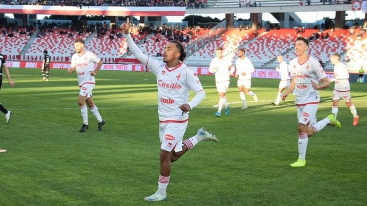 “Il calcio è troppo bello per farlo rovinare dai razzisti”. Dorval risponde ai cori di Reggio Emilia