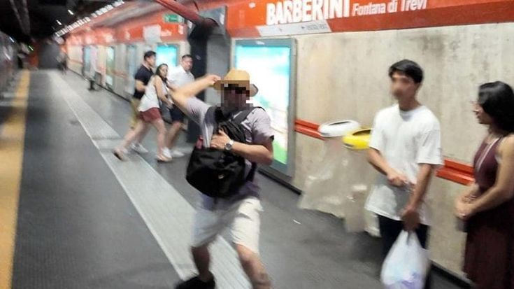 Metro Barberini, ferma le borseggiatrici e viene aggredito dal complice: “Mi ha preso a pugni”