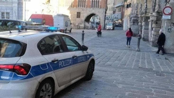 Donna ferita chiede aiuto alla Polizia locale: “Mio marito mi ha picchiato”. Arrestato 47enne