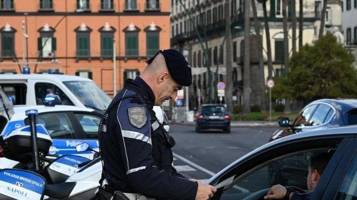Napoli, guida con telefonino: sospese 4 patenti al giorno. E rilevate quasi 8mila infrazioni