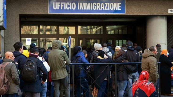 Quasi 6 milioni di stranieri in Italia, arrivi in calo: “Ma senza di loro va in crisi il lavoro”