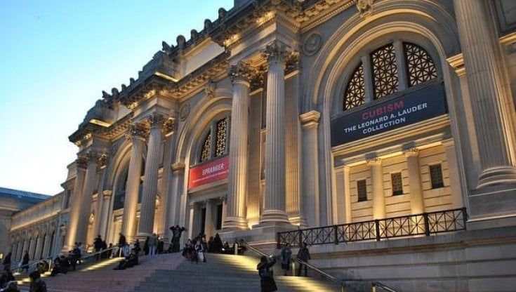 Dalla scultura greca accanto a quella africana alla denuncia dell’iconografia razzista: così cambia il museo di New York