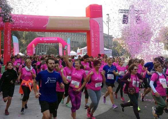 La corsa delle donne, un fiume rosa nel centro di Milano