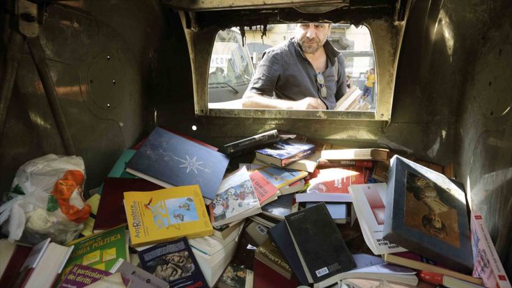 Quei libri salvati dai ragazzi in un cassonetto. "Il nostro tesoro"
