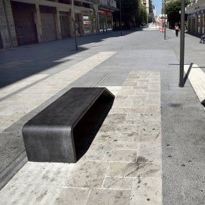 Bari, in via Sparano macchie e residui da vergogna. L'Amiu: "I negozianti ci aiutino"