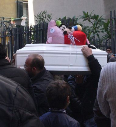 Folla, lacrime, palloncini e peluche<br />per l'addio al bimbo morto in auto