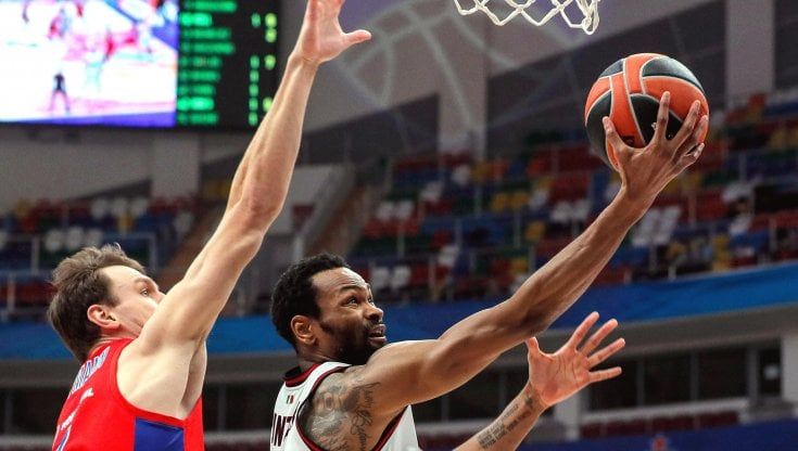 Basket, Eurolega: Milano sbanca Mosca e vola al secondo posto, playoff a un passo