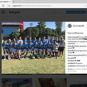 Brasile, squadra di ragazzi con la maglia del Napoli