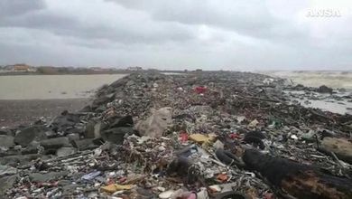 Maltempo, la spiaggia di Fiumicino sommersa dai rifiuti: quintali di plastica sulle scogliere