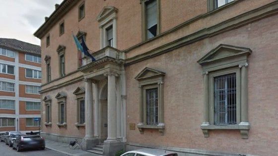 Tribunale di Parma, i genitori del bimbo sollevato per le orecchie: "Straziante"