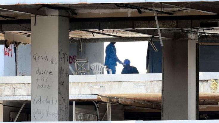 L’inferno del palazzo a via Tallone, armi, droga e clandestini: “Qui spacciano di tutto”