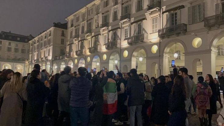 In piazza Vittorio la festa degli iraniani: “Ora l’Iran può cambiare”