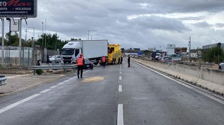 Auto contro furgone nella notte sulla statale 96: muore un uomo di 46 anni