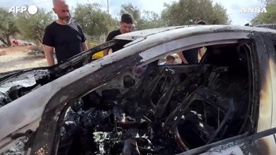 Cisgiordania, raid dei coloni vicino Ramallah: incendiate auto e case
