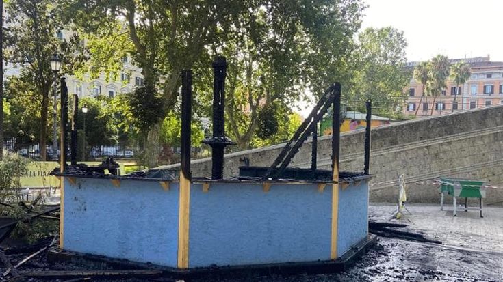 Esquilino, incendio distrugge il chiosco nei giardini di piazza Vittorio: aveva appena aperto