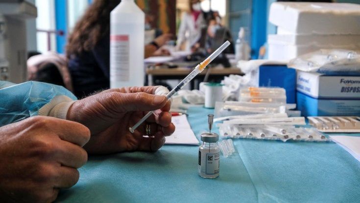 Covid, prosegue il calo dei contagi ma a Parma ancora  14.787 over 50 anni senza vaccino