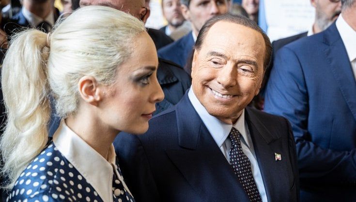 Berlusconi e Marta Fascina, i giorni più duri del ricovero al San Raffaele: "Sempre insieme fino a quando non sarà dimesso"