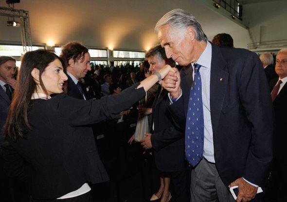 Roma 2024, Malagò accoglie Raggi al Coni con un baciamano