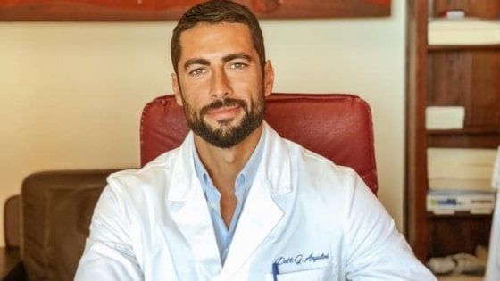 Giovanni Angiolini, sardo, ortopedico e fascinoso: è lui il medico più bello d'Italia