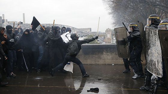 La Francia si ferma contro la riforma del lavoro: scontri tra manifestanti e polizia