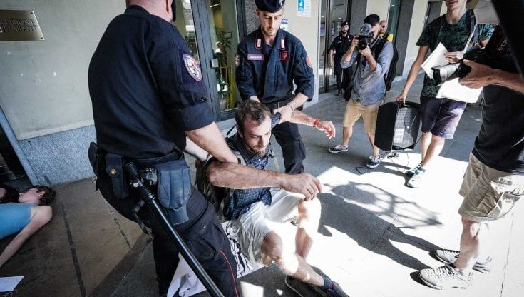 Extinction rebellion, attivisti si incollano davanti all'ingresso della Regione Piemonte per denunciare la crisi climatica
