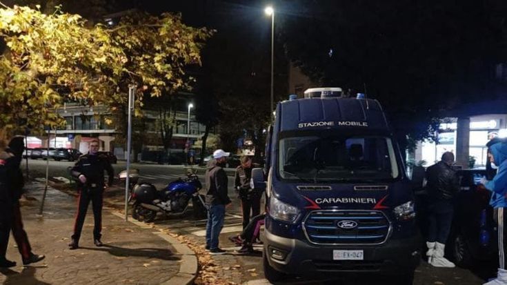 Rissa tra ventenni con coltelli e armi a Ostia: la violenza davanti a centinaia di persone