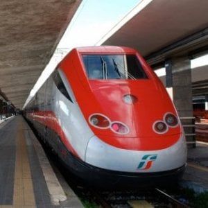 Treni, Frecciabianca Milano-Lecce parte senza una carrozza: i passeggeri viaggiano in piedi