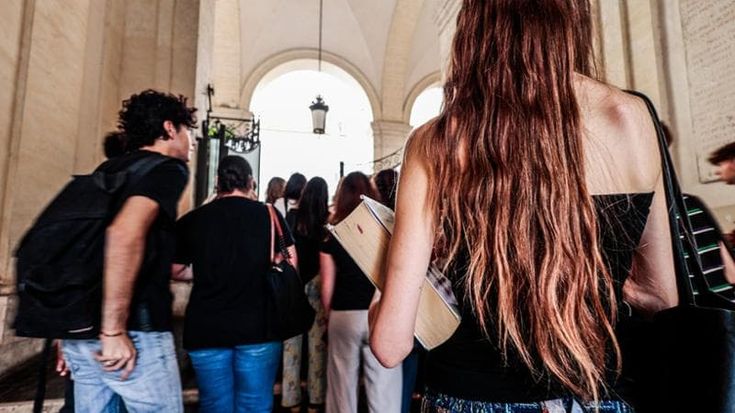 Scuola, la riforma di Valditara contro il bullismo: torna il voto di condotta alle medie. Alle superiori peserà sulla Maturità. Lavori utili per i sospesi oltre 2 giorni
