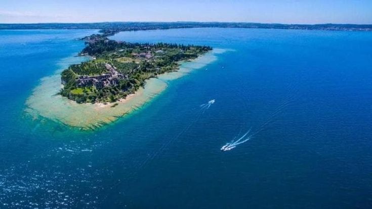 Sirmione, si tuffa nel lago di Garda per aiutare un bambino e lo salva ma poi non riemerge