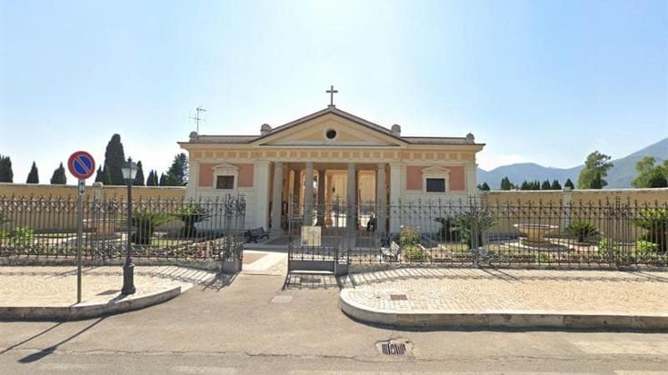 Il Comune ‘compra’ il forno crematorio, ma non sa dove metterlo: il cimitero non ha il terreno. Battaglia legale a Fondi