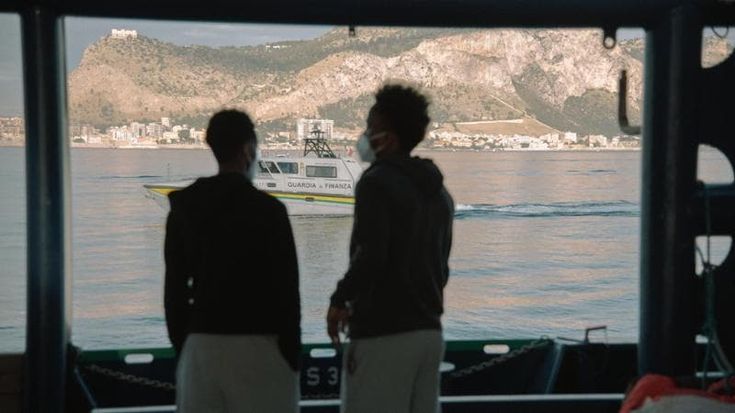Sea Watch 5, dopo ventiquattro ore di braccio di ferro sbarcano tutti i migranti soccorsi