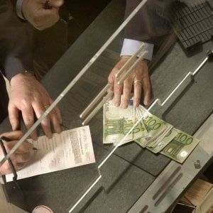 Abi: scendono le rapine, in banca giù di un terzo nell'ultimo biennio