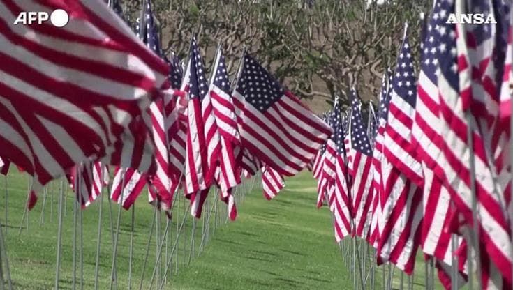 11 settembre, a Malibù migliaia di bandiere Usa per ricordare le vittime degli attentati