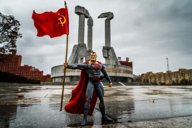 Superman è comunista, il super eroe con falce e martello in missione nella Corea del Nord