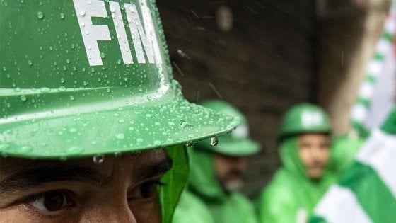 Gli operai tornano in piazza: “No a nuovi esuberi all’ex Ilva” 