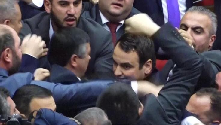 Armenia, rissa in Parlamento: urla e spintoni tra decine di deputati