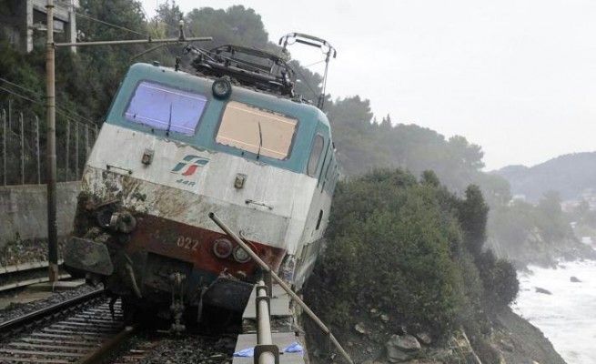 Piove, la Liguria si sgretola<br />La ferrovia resta bloccata