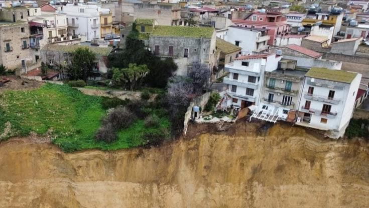 Niscemi, la frana non si ferma: ancora un crollo di 10 metri. Case irrecuperabili