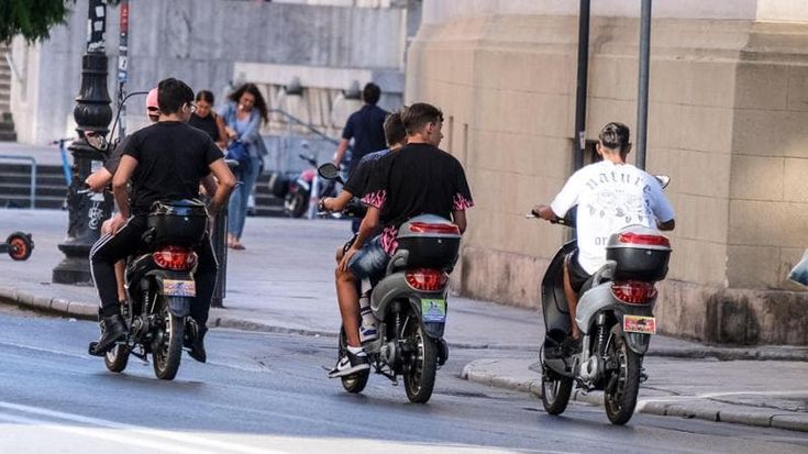 La fabbrica dei velocipedi che nei garage di Palermo diventano scooter illegali