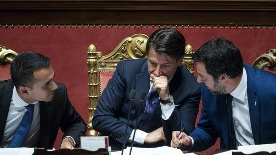 Decreto sicurezza, Conte vede l'Anci. Salvini: "Non cambia di una virgola". Tutte le divisioni in una settimana da resa dei conti  