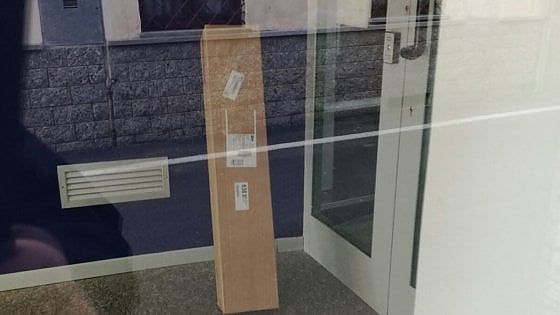 Lascia il pacco nel bancomat del Sanpaolo chiuso ma scatta l'allarme bomba: fattorino denunciato
