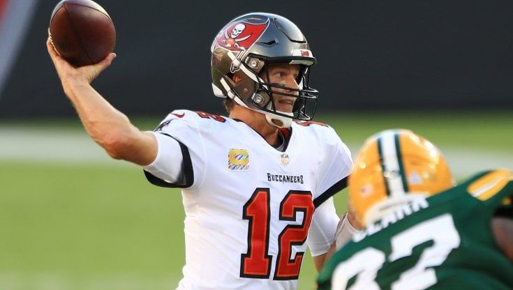 Nfl, Brady non invecchia mai, Rodgers giornata no